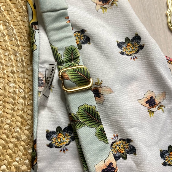 Agua Bendita 🌸 Floral Deep V-Neck Cheeky One Piece - Picture 9 of 16